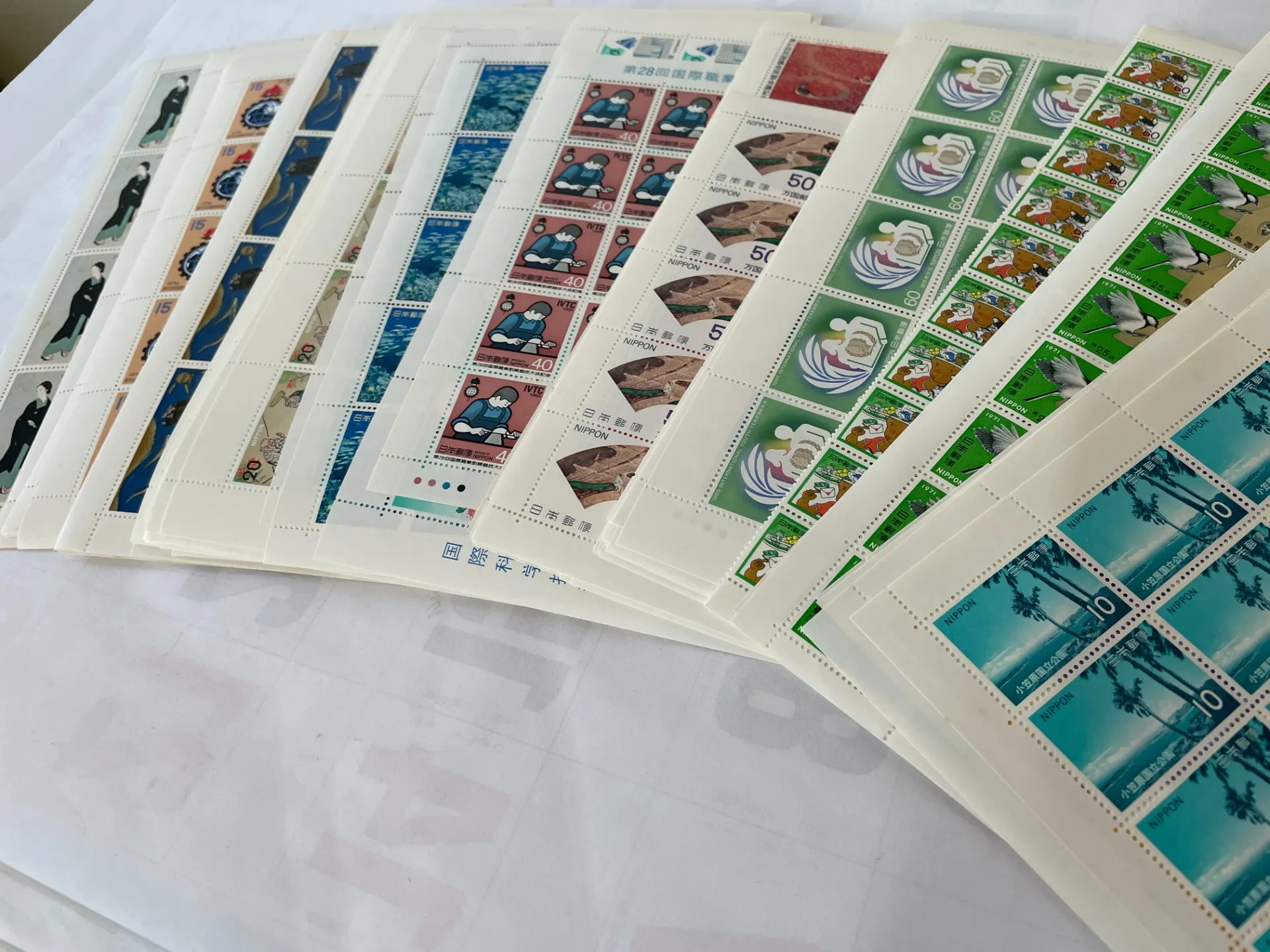 祖母が集めていたという切手アルバムに入った大量の切手をお買取させて頂きました。