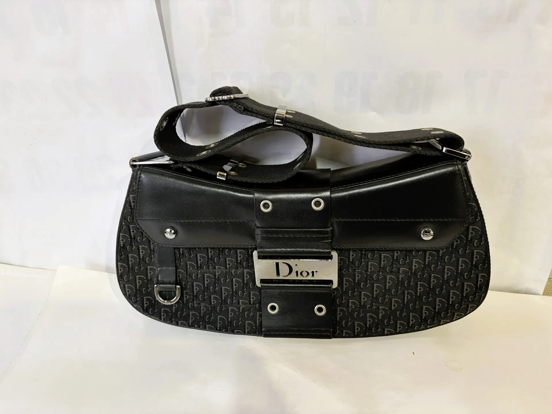 先日、クリスチャンディオール トロッター ストリートシック ショルダーをお買取させて頂きました！ 